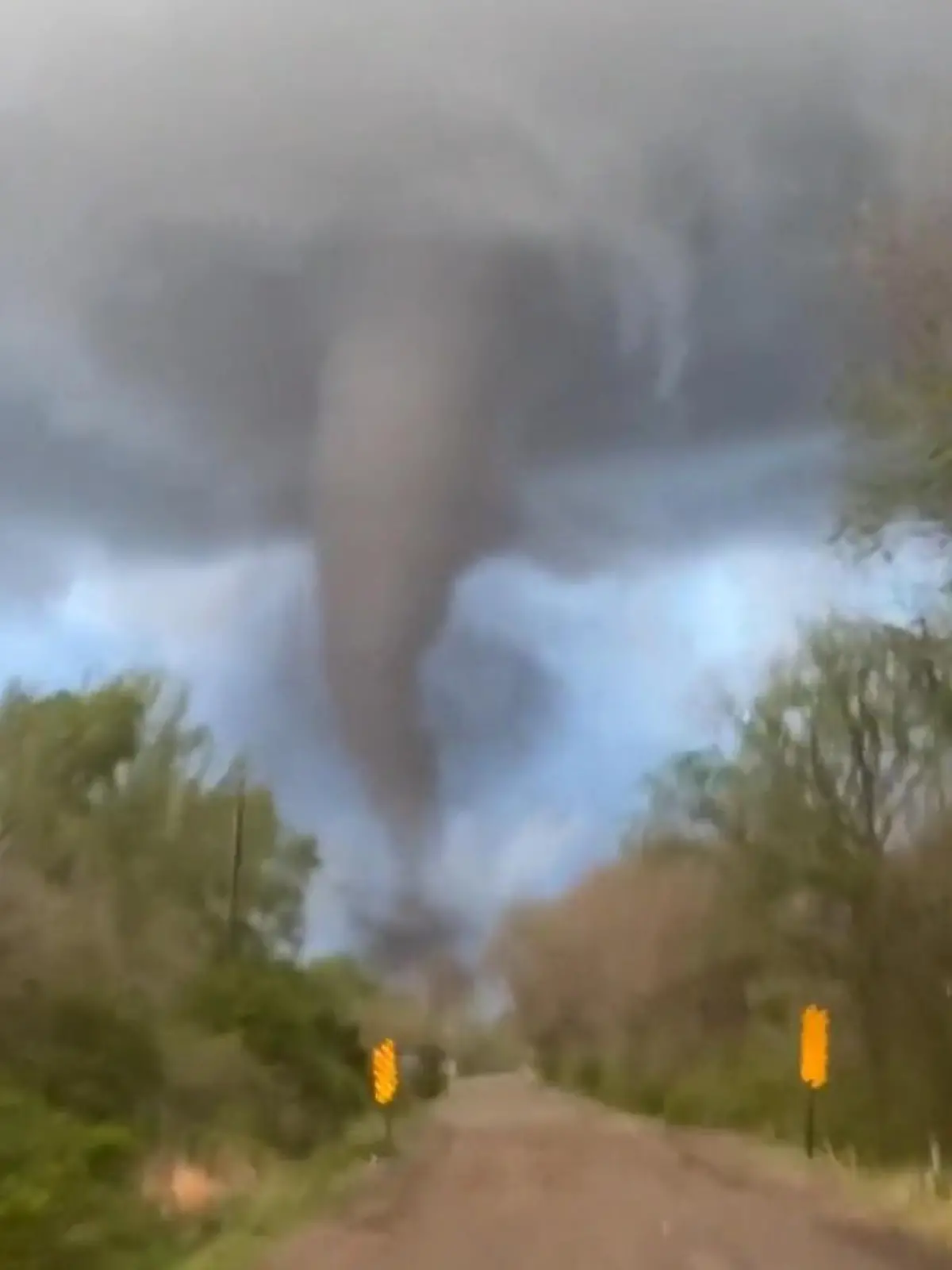 Im US-Bundesstaat Kansas hat ein Tornado in der Stadt Wichita erhebliche Schäden angerichtet. Autos flogen durch die Luft, Häuser und Geschäfte wurden zertrümmert. Berichte über Verletzte oder Tote gibt es bislang noch nicht. Die Gouverneurin von Kansas hat den Ausnahmezustand ausgerufen.