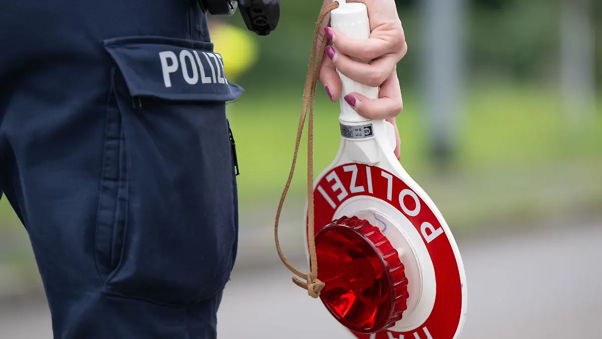 Bei einer Polizeikontrolle in der Nähe von Bonn muss ein 46-Jähriger am Ende sein Auto stehen lassen. (Symbolbild)