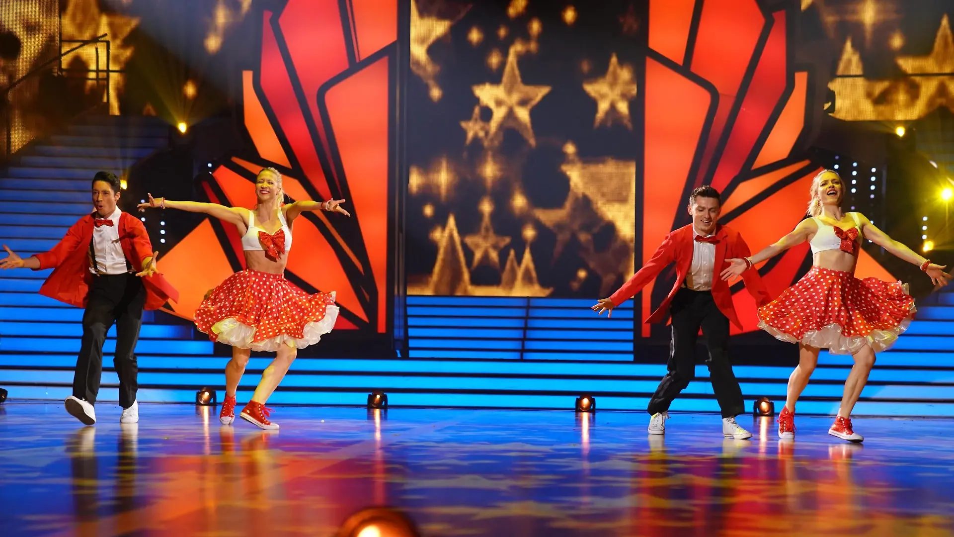Tanzduell: René Casselly (l.) und Kathrin Menzinger tanzen Lindy Hop gegen Janin Ullmann und Zsolt Sándor Cseke.
Die Verwendung des sendungsbezogenen Materials ist nur mit dem Hinweis und Verlinkung auf RTL+ gestattet.