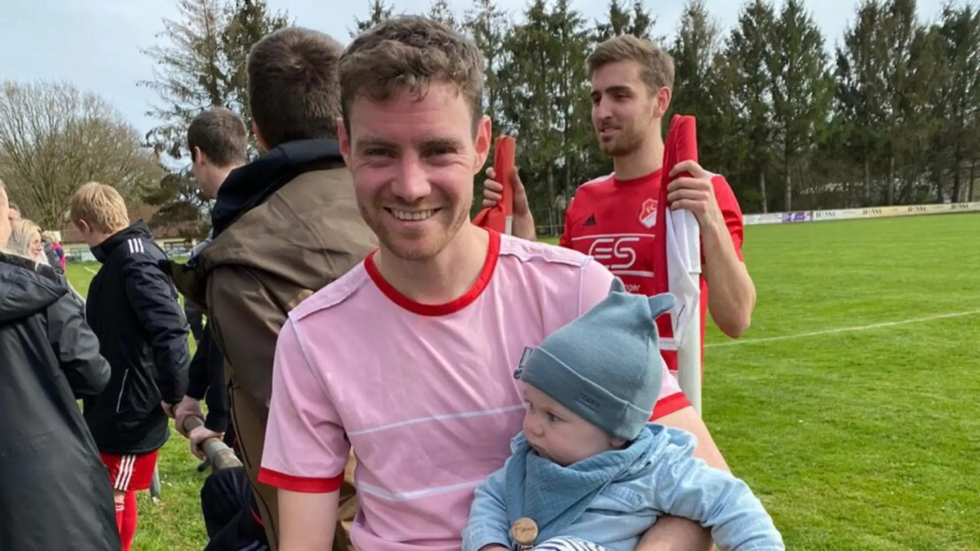 Auf dem Platz zeigt Papa Jorit seinem Sohn erste Fußballtricks. 