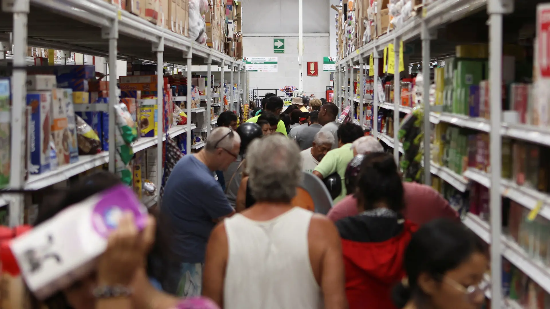 People line up to pay for supplies in a supermarket as Hurricane Milton advances, in Progreso, Mexico, October 7, 2024. REUTERS/Lorenzo Hernandez