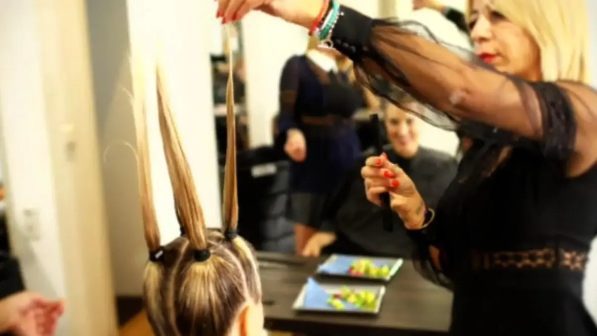 Sieht lustig aus: Für den gewünschten Effekt müssen die Haare senkrecht vom Kopf abstehen.