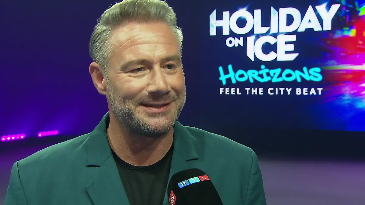 Sasha ist als Gaststar bei „Holiday on Ice” dabei. Mit Blick auf die Eisfläche werden bei ihm Erinnerungen wach. 