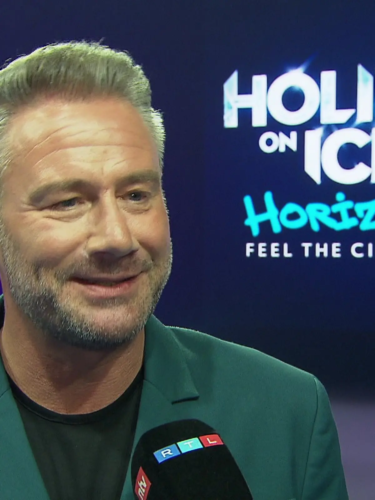 Sasha ist als Gaststar bei „Holiday on Ice” dabei. Mit Blick auf die Eisfläche werden bei ihm Erinnerungen wach. 