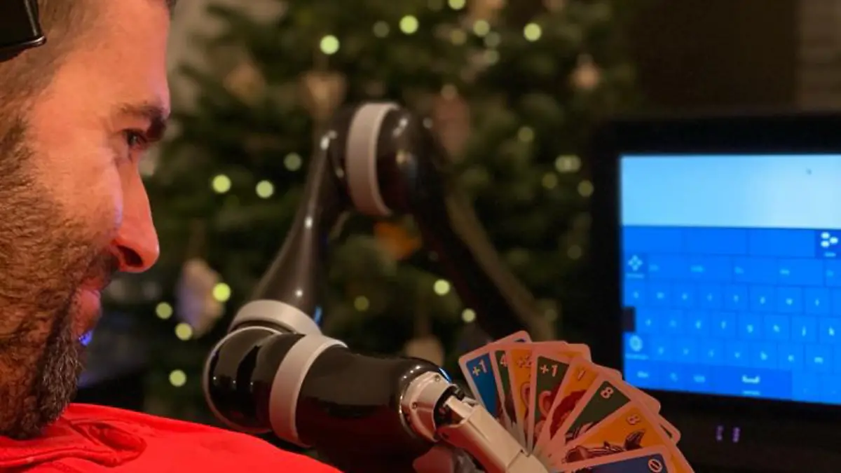Christian Bär spielt Uno und nimmt am Familienleben teil.