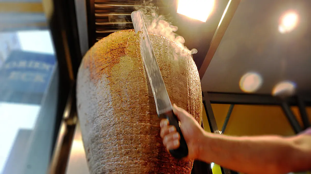 Der Laden-Betreiber verjagt den 19-Jährigen mit einem Döner-Messer (Symbolbild).
