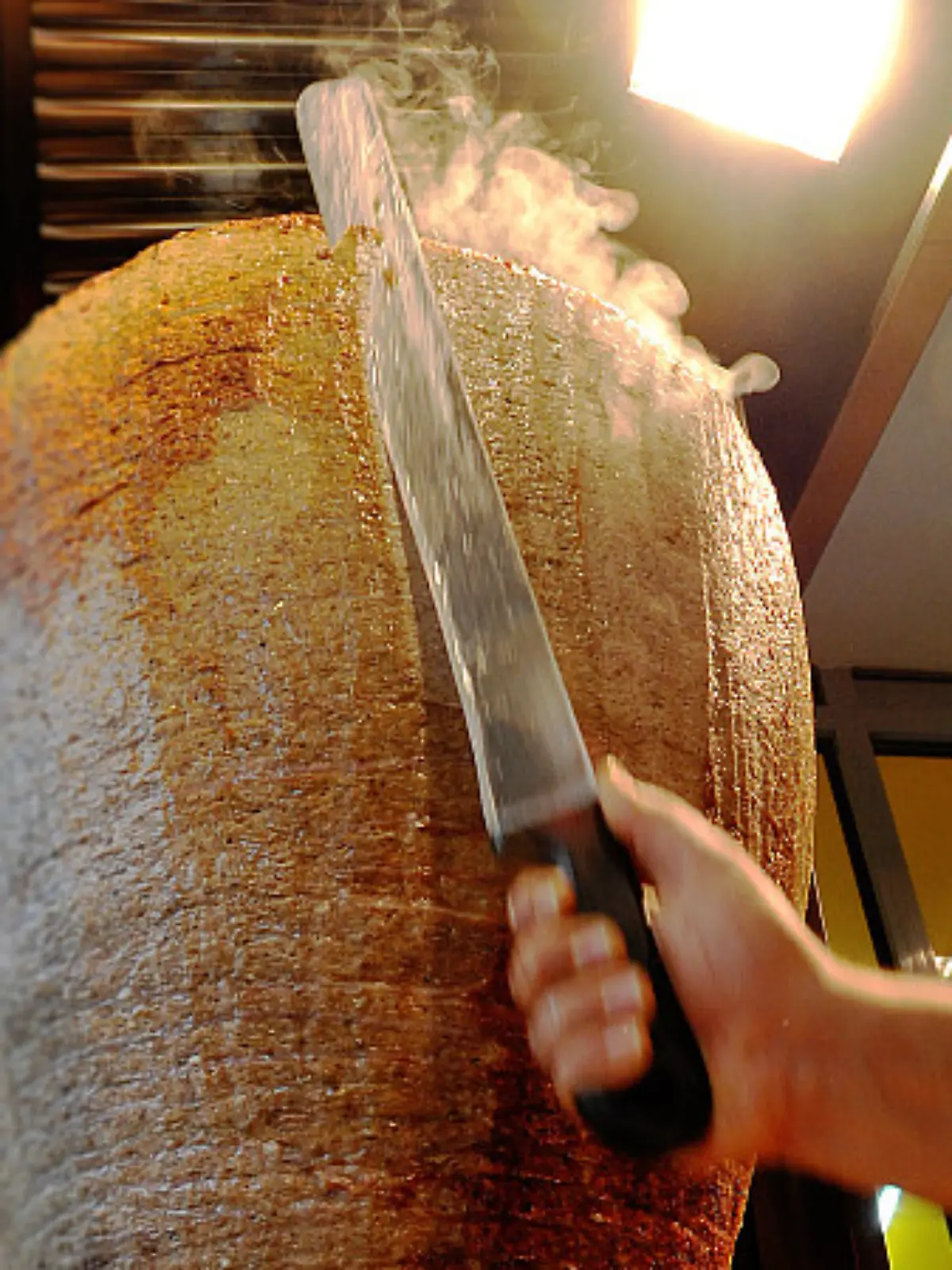 Der Laden-Betreiber verjagt den 19-Jährigen mit einem Döner-Messer (Symbolbild).