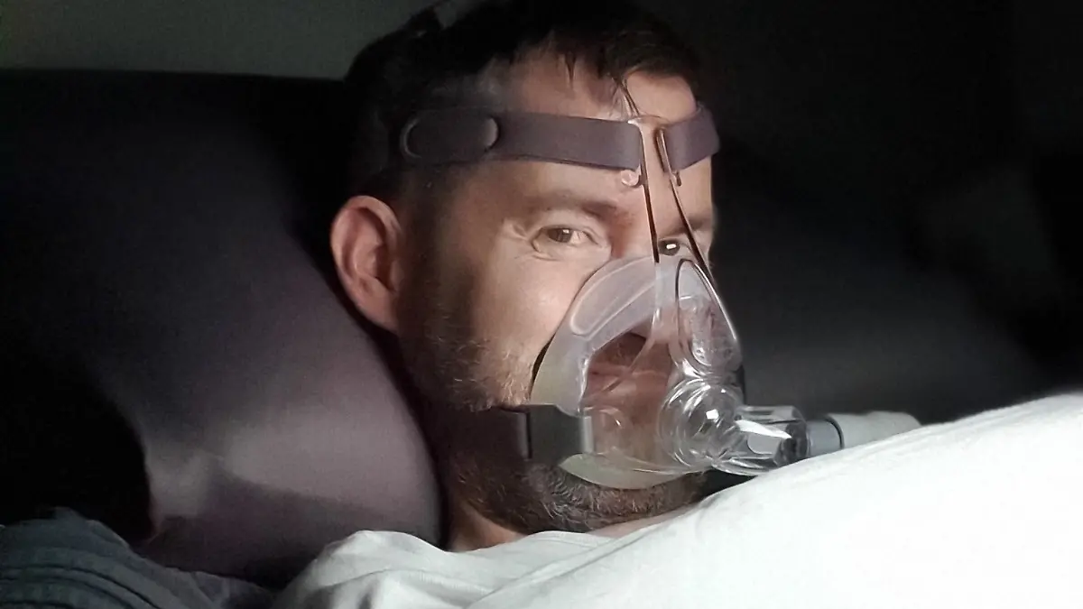 Christian Bär am Beatmungsgerät.