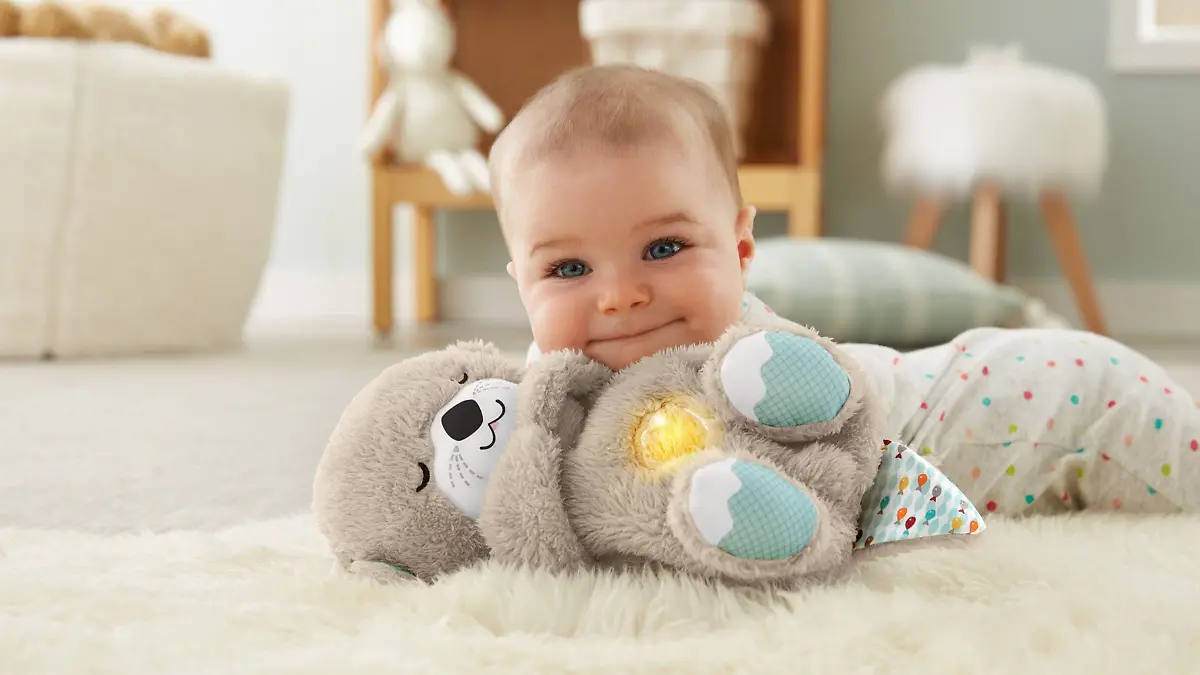 Baby mit Schlummer-Otter am Prime Day.