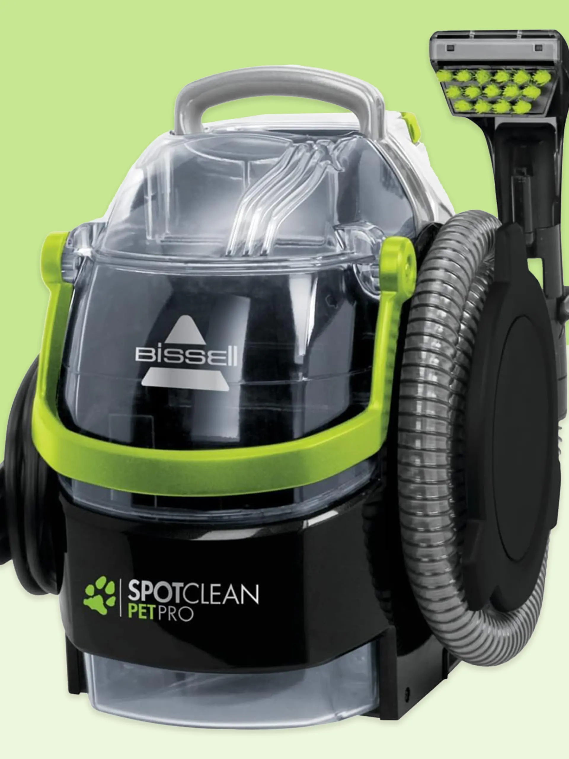 Der Bissell SpotClean Pet Pro Fleckenreiniger vor grünem Hintergrund.