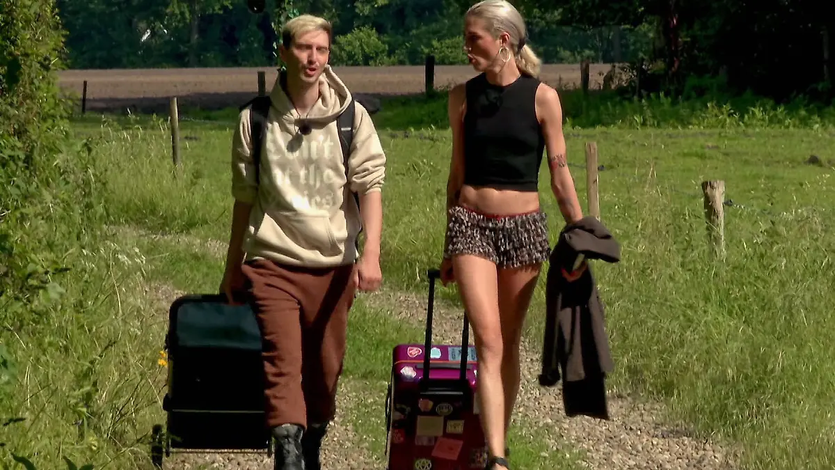 Jakob und Tessa verlassen das Sommerhaus erhobenen Hauptes