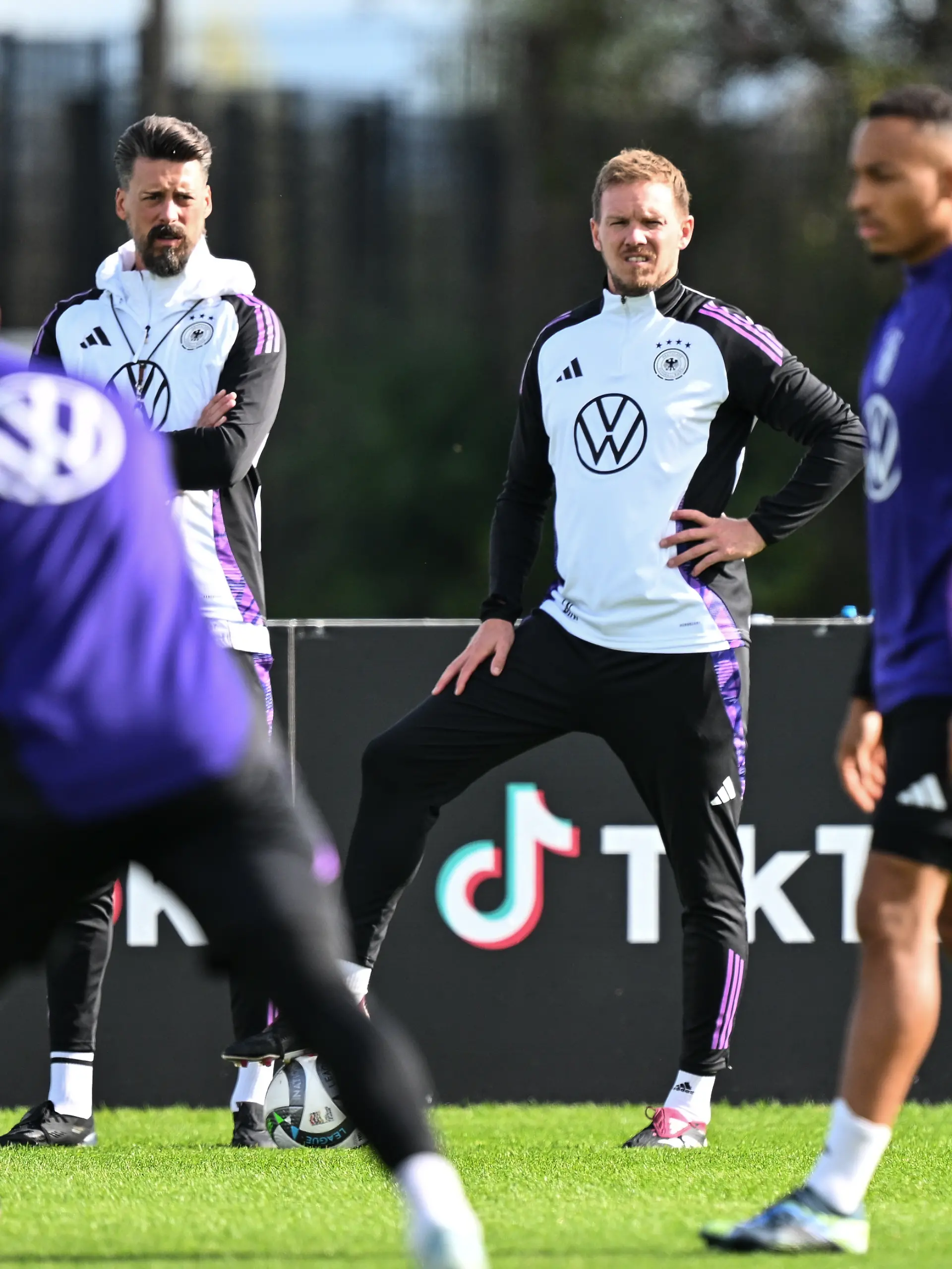 Assistenztrainer Sandro Wagner und Bundestrainer Julian Nagelsmann (L-R) beobachten das Training der deutschen Fussball-Nationalmannschaft in Herzogenaurach