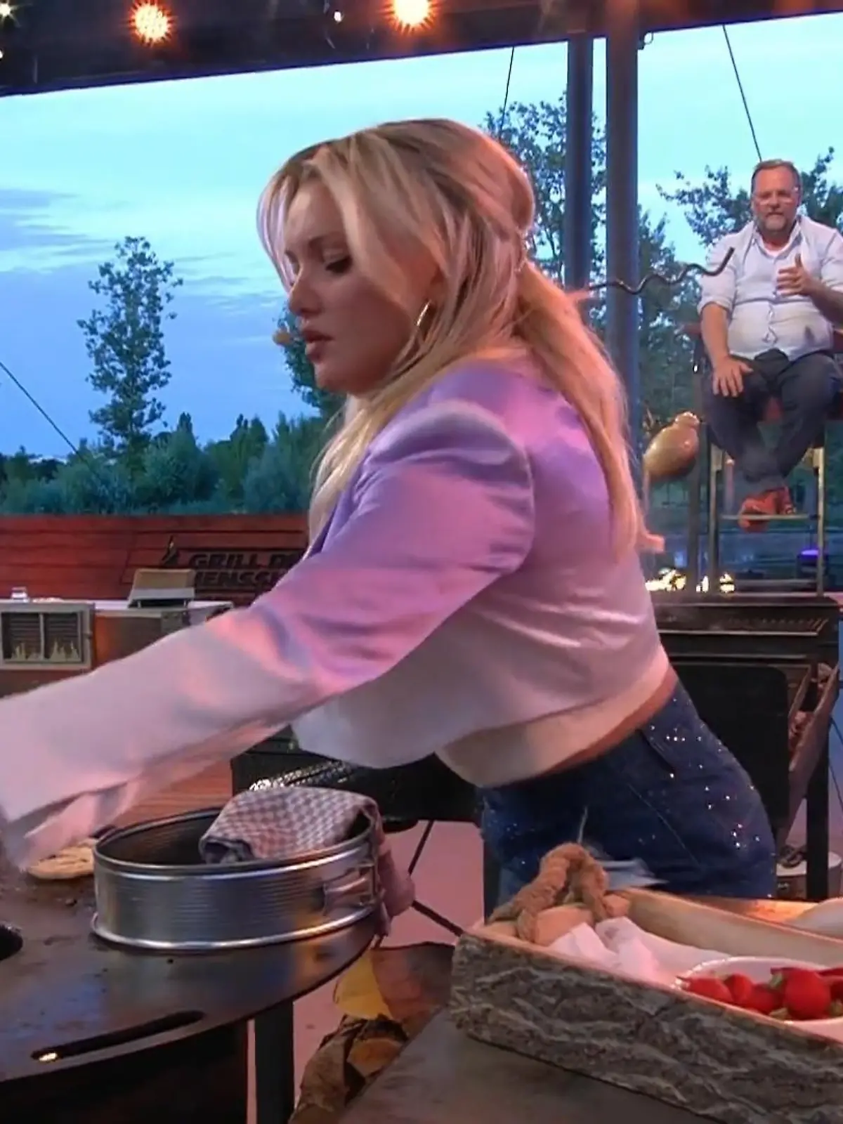 Bild zu: "Chaosqueen Evelyn Burdecki zu coachen, ist nichts für schwache Nerven."