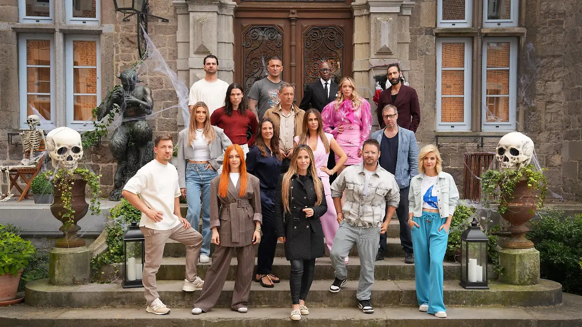 „Die Verräter - Vertraue Niemandem!” startet mit einem Halloween-Special am Donnerstag, 10. Oktober 2024 auf RTL+ und RTL.Auf ein mörderisches Spiel um den Silberschatz im Wert von bis zu 50.000 Euro eingelassen haben sich (oben v.l.) Jimi Blue Ochsenknecht, Kevin Kuske, Bruce Darnell, Massimo Sinato, (2. Reihe v. oben v.l.) Helge Mark, Jan Sosniok, Marina Hoermanseder, (3. Reihe v.oben v.l.) Gerda Lewis, Dana Schweiger, Jessica Haller, Oliver Korittke, (vorne v.l.) Philipp Boy, Oana Nechiti, Gülcan Kamps, Thoams Drechsel, Susan Sideropoulos