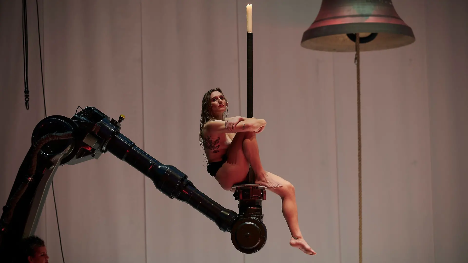 Mit einer freizügigen und blutigen Performance hat die Künstlerin Florentine Holzinger einige Opern-Besucher zu stark schockiert. (Foto Handout)