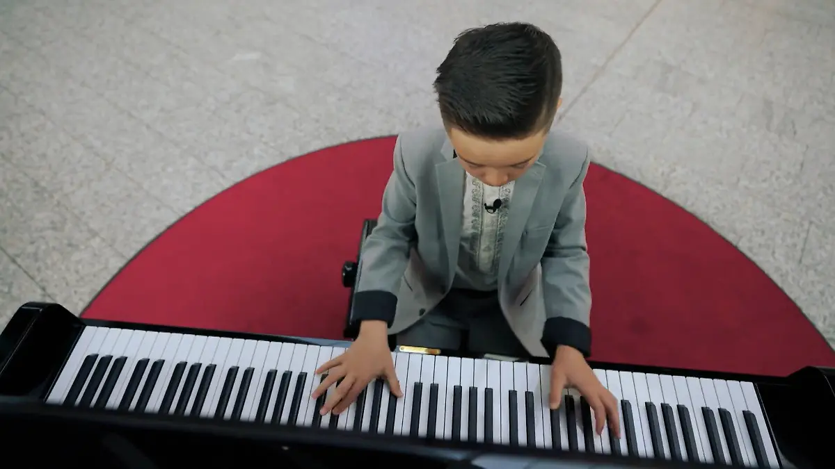 Anton ist mit 11 Jahren schon Straßenmusiker "A Thousand Miles"