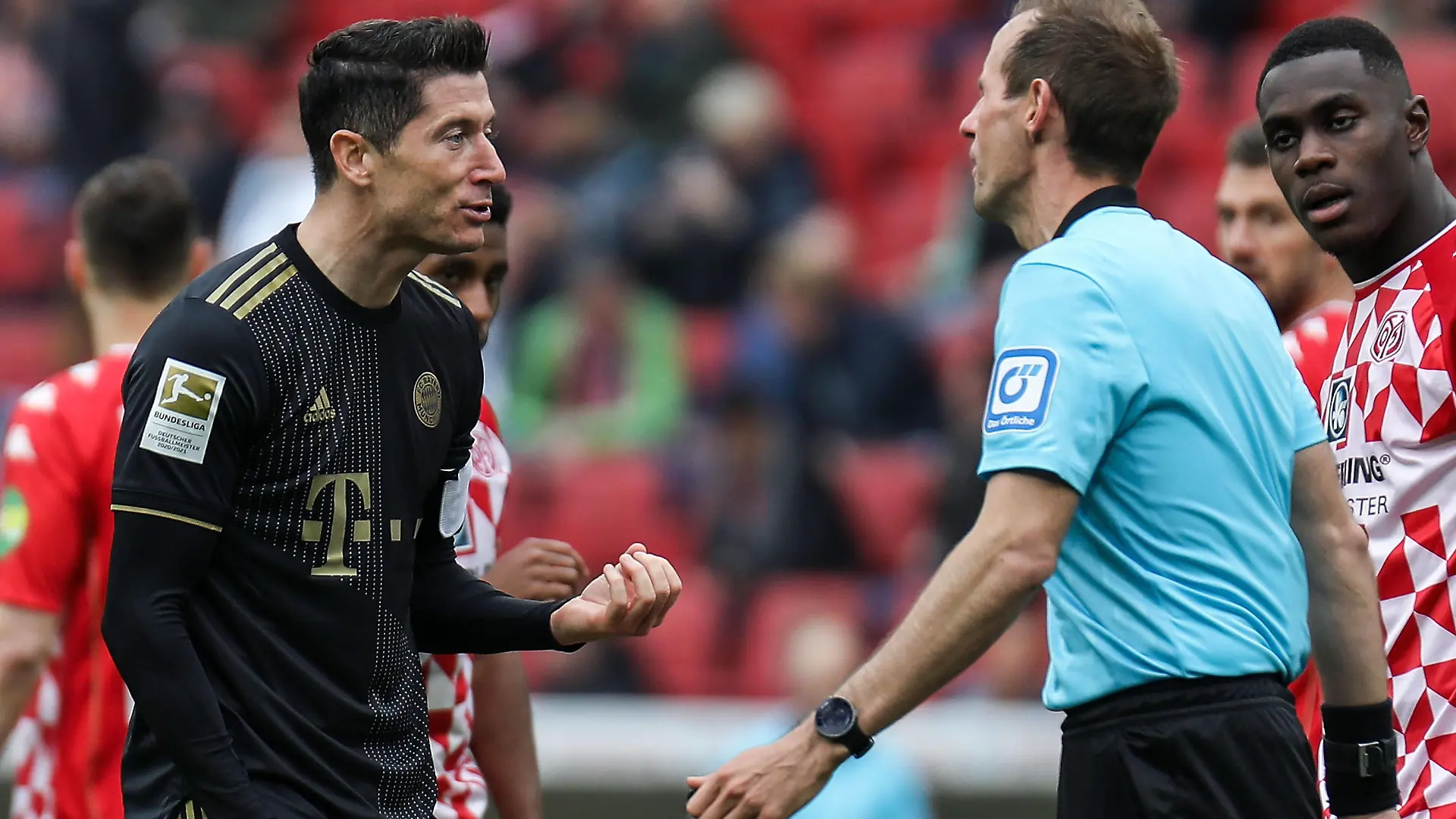 30.04.2022, xmkx, Fussball 1.Bundesliga, 1.FSV Mainz 05 - FC Bayern Muenchen v.l. Robert Lewandowski FC Bayern Muenchen, Schiedsrichter Sascha Stegemann DFL/DFB REGULATIONS PROHIBIT ANY USE OF PHOTOGRAPHS as IMAGE SEQUENCES and/or QUASI-VIDEO emspor Mainz *** 30 04 2022, xmkx, football 1 Bundesliga, 1 FSV Mainz 05 FC Bayern Muenchen v l Robert Lewandowski FC Bayern Muenchen , referee Sascha Stegemann DFL DFB REGULATES PROHIBIT ANY USE OF PHOTOGRAPHS as IMAGE SEQUENCES and or QUASI VIDEO emspor Mainz