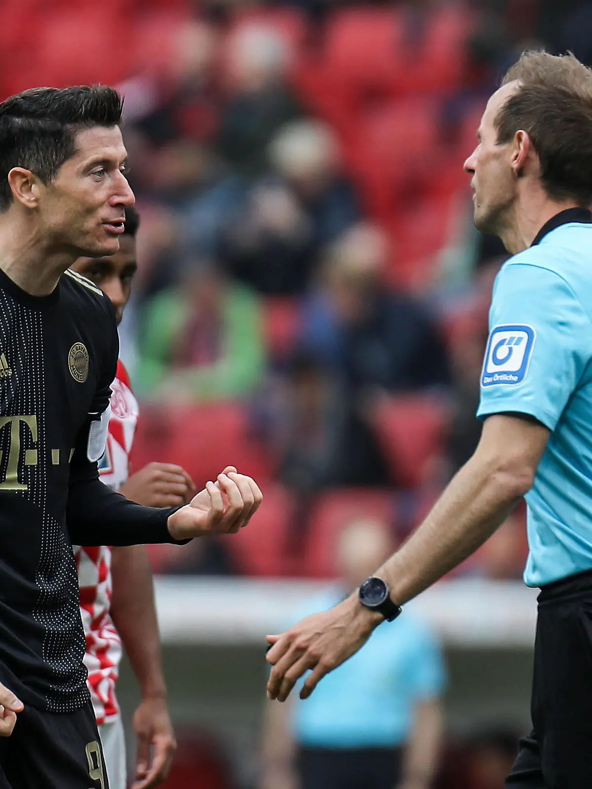  30.04.2022, xmkx, Fussball 1.Bundesliga, 1.FSV Mainz 05 - FC Bayern Muenchen v.l. Robert Lewandowski FC Bayern Muenchen, Schiedsrichter Sascha Stegemann DFL/DFB REGULATIONS PROHIBIT ANY USE OF PHOTOGRAPHS as IMAGE SEQUENCES and/or QUASI-VIDEO emspor Mainz *** 30 04 2022, xmkx, football 1 Bundesliga, 1 FSV Mainz 05 FC Bayern Muenchen v l Robert Lewandowski FC Bayern Muenchen , referee Sascha Stegemann DFL DFB REGULATES PROHIBIT ANY USE OF PHOTOGRAPHS as IMAGE SEQUENCES and or QUASI VIDEO emspor Mainz