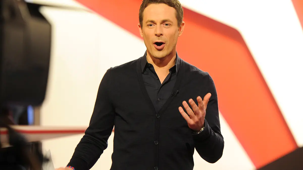 Alexander Bommes Fernsehmoderator beim NDR-”Sportclub” im Studio
