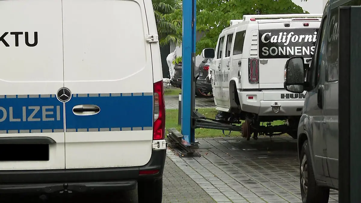 Ein weißer Geländewagen mit der Aufschrift „California Sun” parkt vor dem Haus, in dem das Verbrechen passiert ist.
