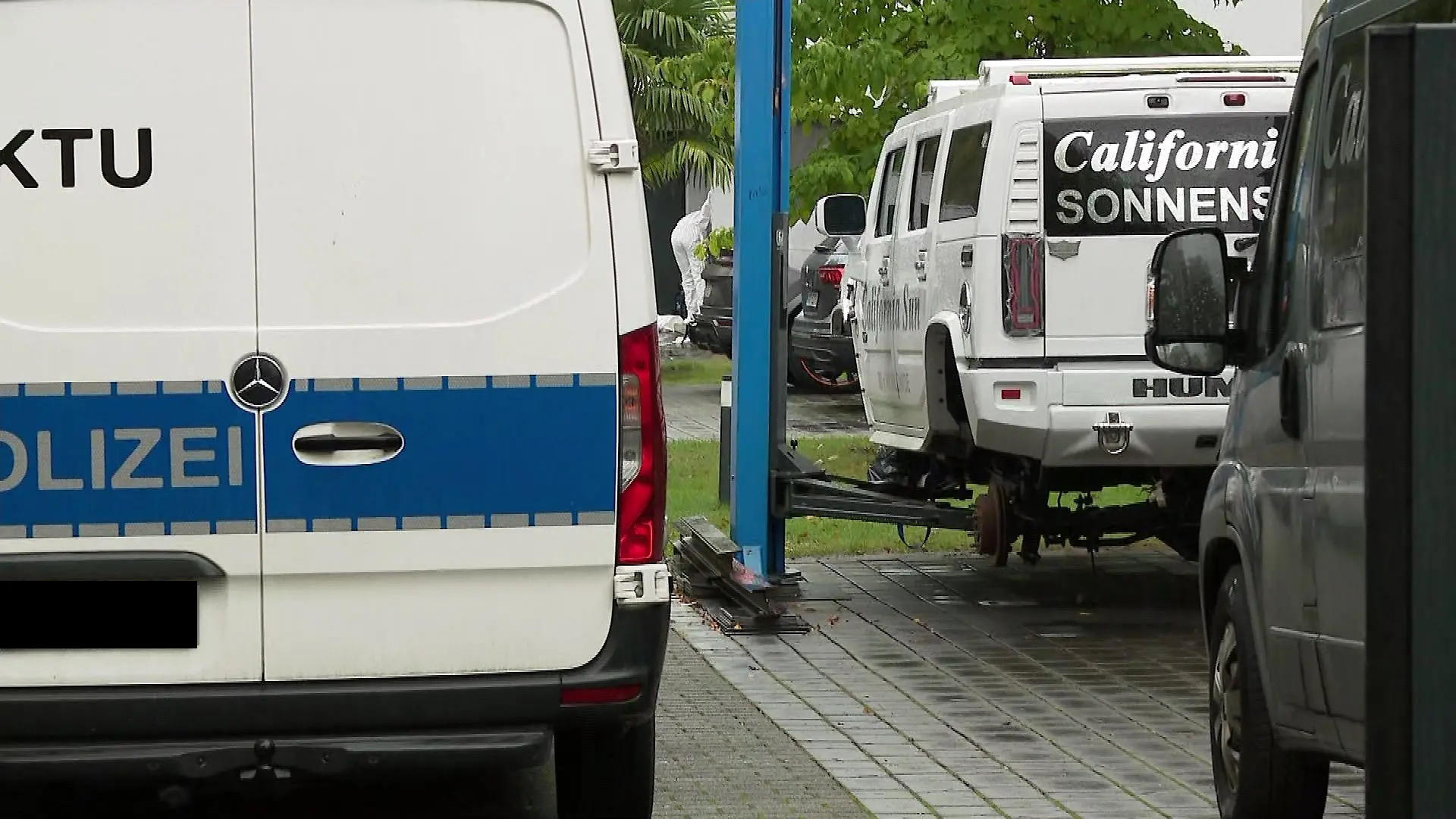 Ein weißer Geländewagen mit der Aufschrift „California Sun” parkt vor dem Haus, in dem das Verbrechen passiert ist.