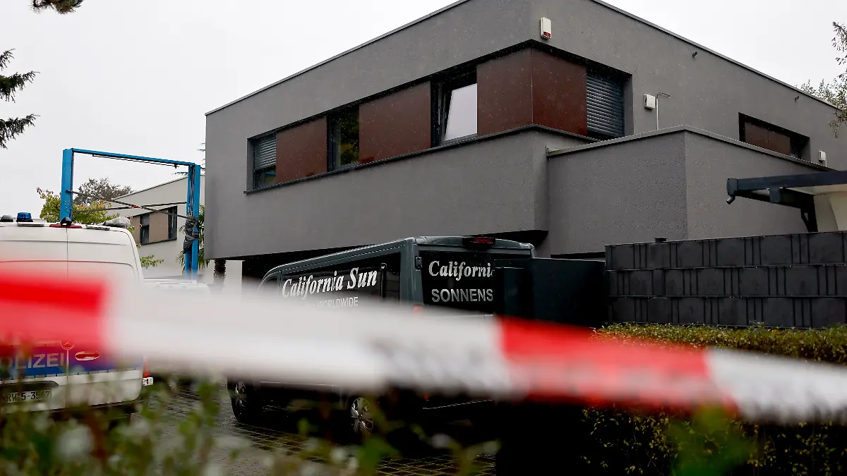 Mord-Verdacht im Kölner Promi-Viertel: Ein Angestellter fand am Morgen den leblosen Körper seines Chefs (74) in dessen Villa. Einsatzkräfte eilten zum mutmaßlichen Tatort, konnten dem Opfer aber nicht mehr helfen. Es wurde eine Mordkommission eingerichtet. 