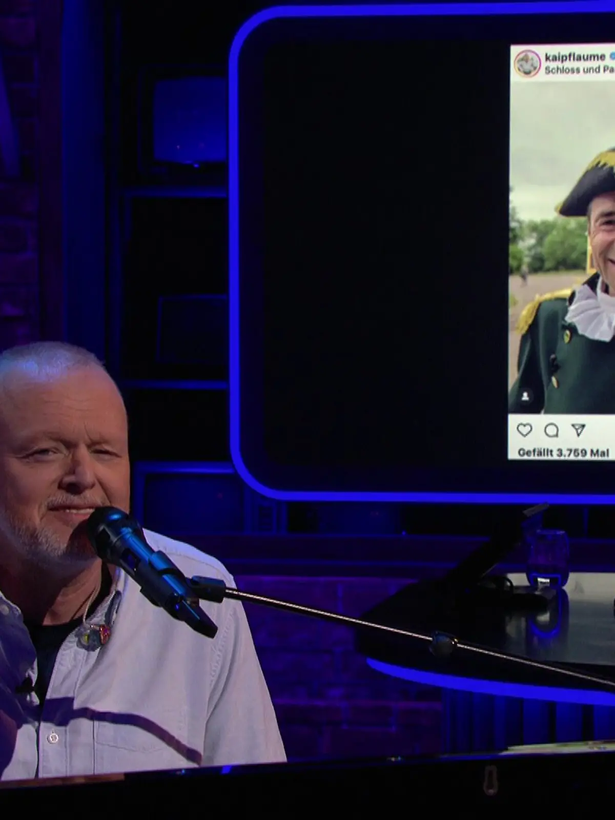 Mit Flügel, Kerzenlicht und Gospel-Chor besingt Stefan Raab die Insta-Geschichte von Kai Pflaume. 