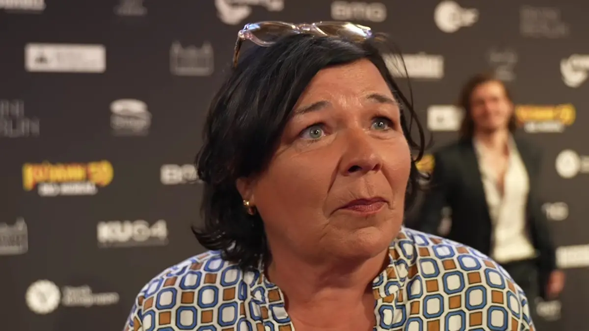 Vera Int-Veen verrät in einem Interview, wie sie ihre enge Freundin Andrea Plewig in ihrem Kampf gegen den Brustkrebs unterstützt.