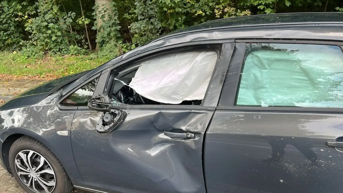 Die Spuren des heftigen Zusammenpralls zeichnen sich deutlich auf der Fahrerseite des Opel Astras ab.