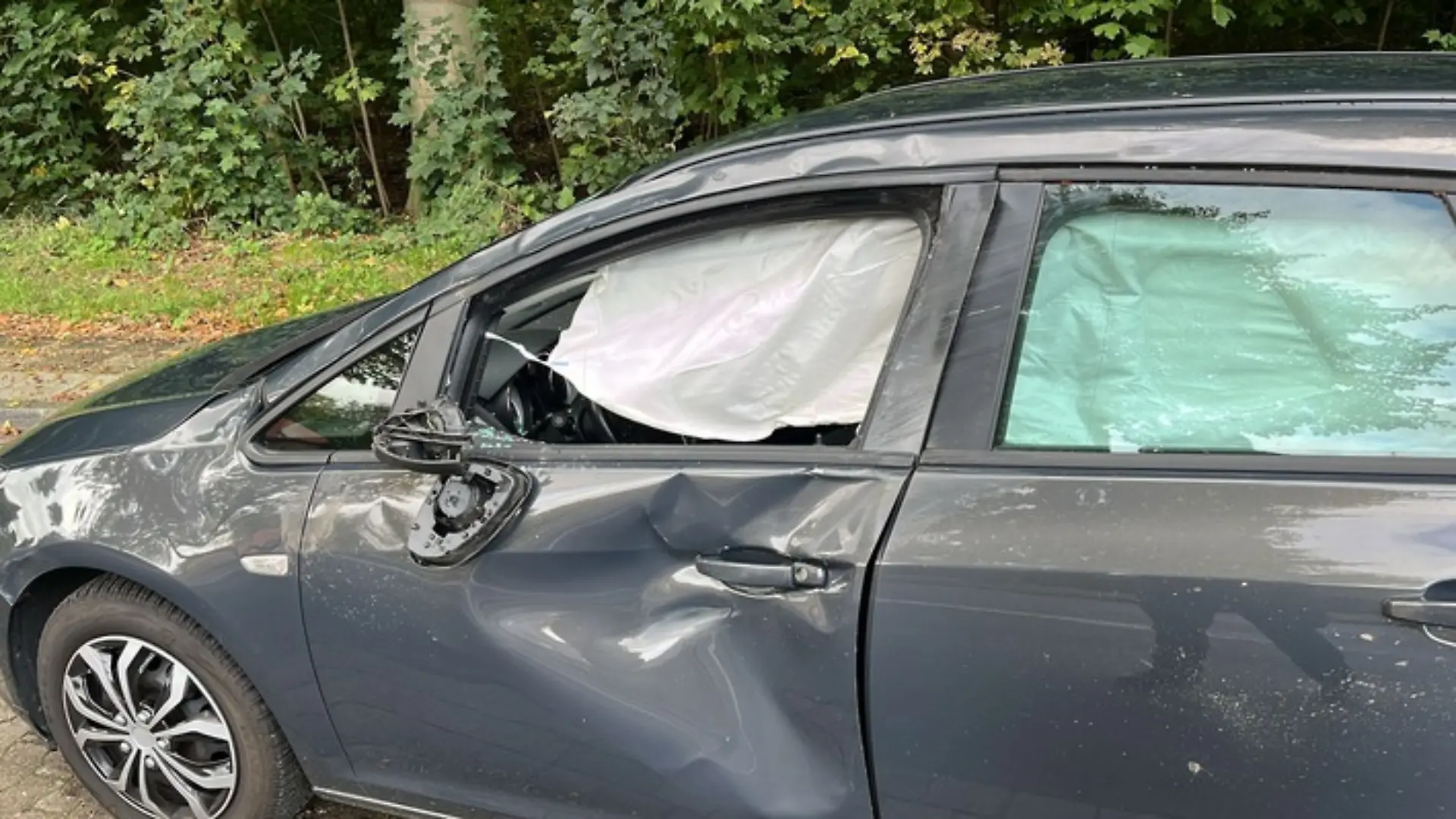 Die Spuren des heftigen Zusammenpralls zeichnen sich deutlich auf der Fahrerseite des Opel Astras ab.