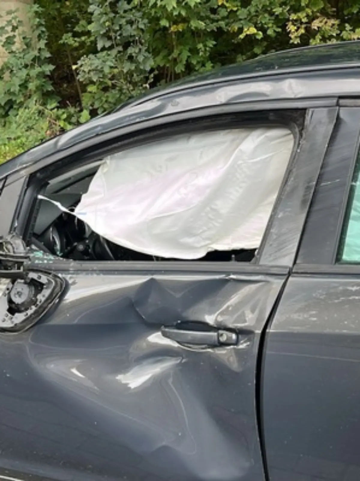 Die Spuren des heftigen Zusammenpralls zeichnen sich deutlich auf der Fahrerseite des Opel Astras ab.