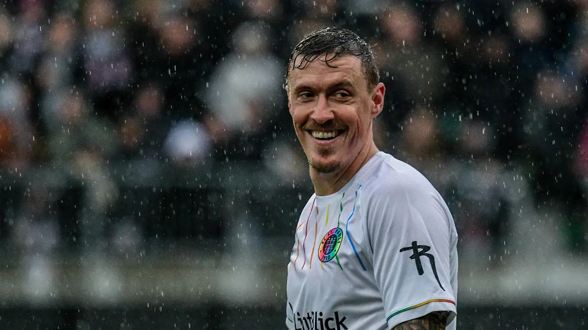 Deutschland , Hamburg , Millerntorstadion Fussball , 2. Fussball Bundesliga , Abschiedsspiel von Jan - Philipp Kalla , Max Kruse Team Alt St Pauli lacht *** Germany , Hamburg , Millerntorstadion Football , 2 Football Bundesliga , Farewell game of Jan Philipp Kalla , Max Kruse Team Alt St Pauli laughs