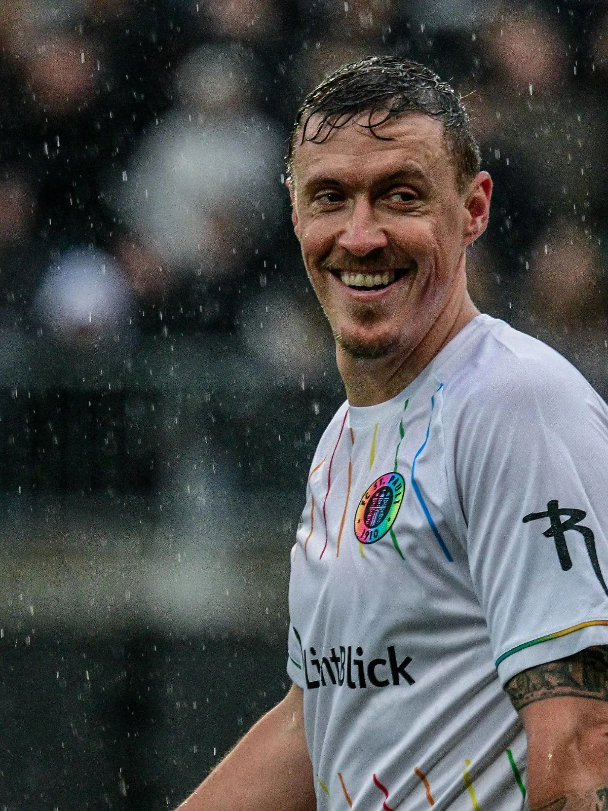 Deutschland , Hamburg , Millerntorstadion Fussball , 2. Fussball Bundesliga , Abschiedsspiel von Jan - Philipp Kalla , Max Kruse  Team Alt St Pauli  lacht *** Germany , Hamburg , Millerntorstadion Football , 2 Football Bundesliga , Farewell game of Jan Philipp Kalla , Max Kruse Team Alt St Pauli laughs