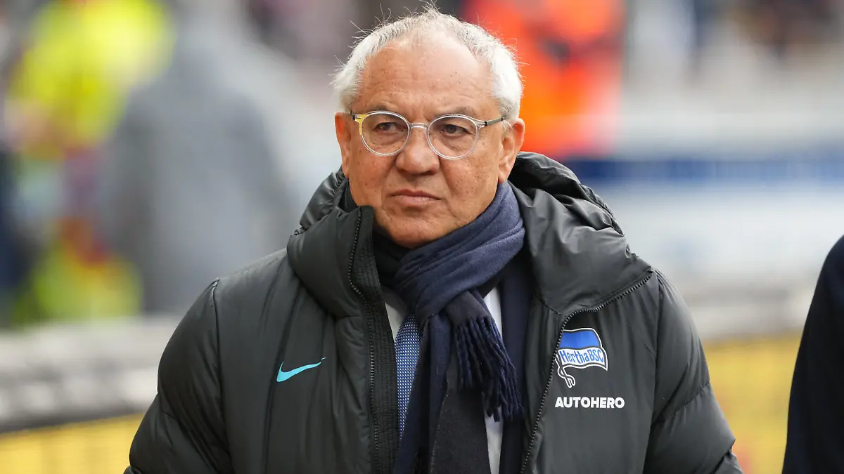 ARCHIV - 09.04.2022, Berlin: Fußball: Bundesliga, Hertha BSC - 1. FC Union Berlin, 29. Spieltag, Olympiastadion. Herthas Trainer Felix Magath steht vor dem Spiel im Stadion. (zu dpa "Magath ohne Emotion im Abstiegskampf: Keine Rücksicht gegen VfB") Foto: Sören Stache/dpa +++ dpa-Bildfunk +++