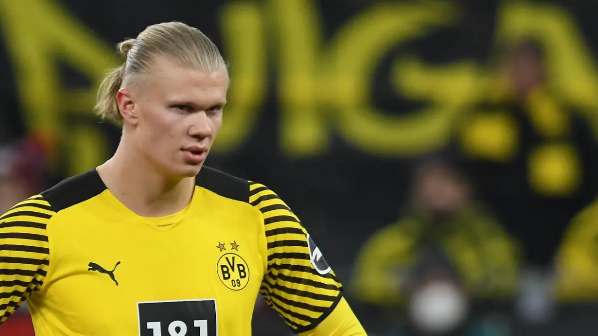 ARCHIV - 02.04.2022, Nordrhein-Westfalen, Dortmund: Fußball: Bundesliga, Borussia Dortmund - RB Leipzig, 28. Spieltag im Signal Iduna Park. Dortmunds Erling Haaland steht auf dem Platz. (zu dpa "Spekulationen in Dauerschleife: Was wird aus Haaland und Lewandowski?") Foto: Bernd Thissen/dpa +++ dpa-Bildfunk +++