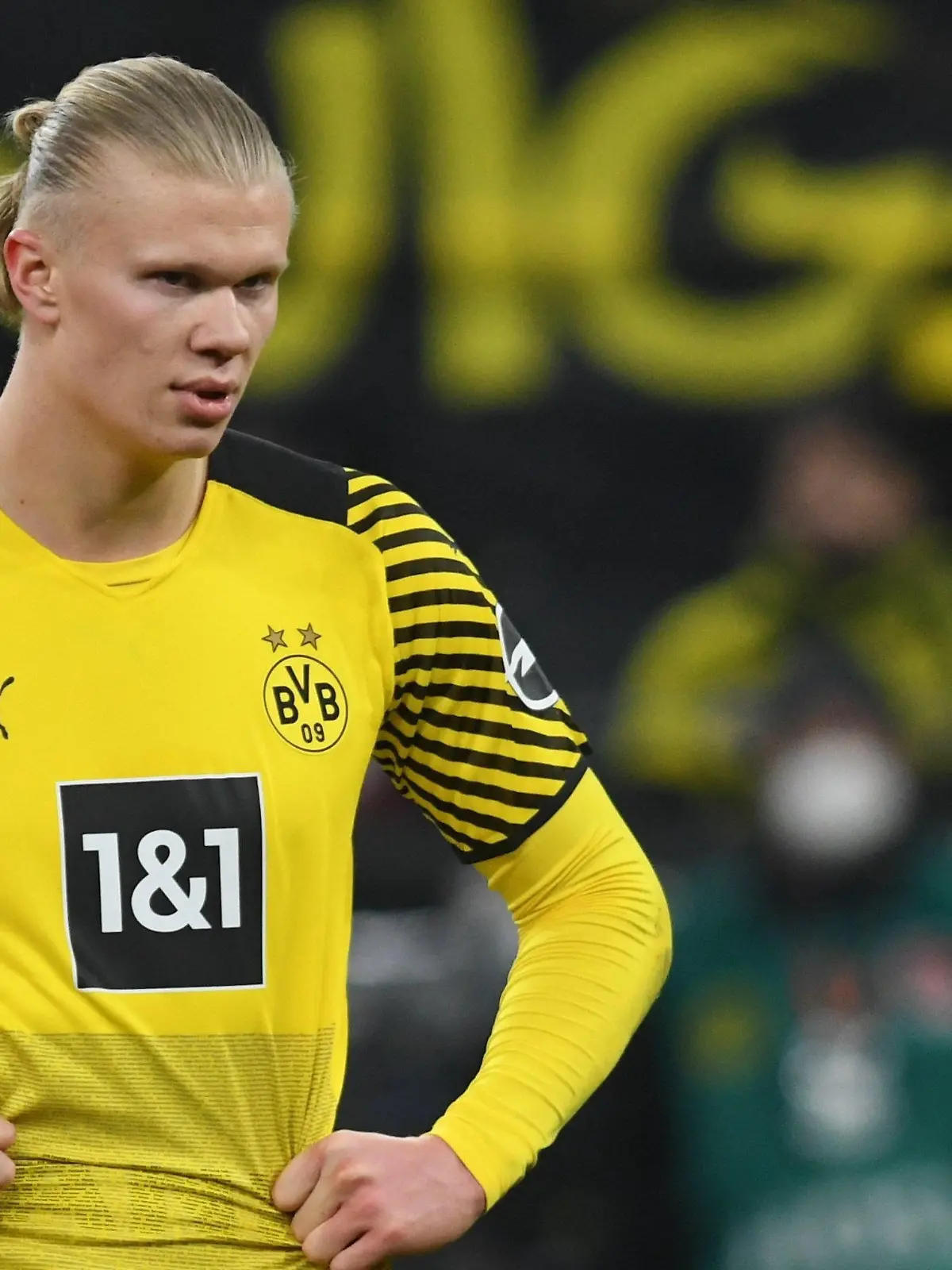 ARCHIV - 02.04.2022, Nordrhein-Westfalen, Dortmund: Fußball: Bundesliga, Borussia Dortmund - RB Leipzig, 28. Spieltag im Signal Iduna Park. Dortmunds Erling Haaland steht auf dem Platz. (zu dpa "Spekulationen in Dauerschleife: Was wird aus Haaland und Lewandowski?") Foto: Bernd Thissen/dpa +++ dpa-Bildfunk +++
