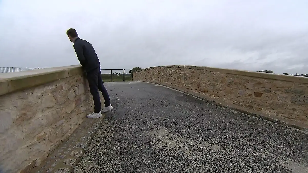 Hier werden unsere Steuergelder verschwendet! Brücke ins Nirgendwo und Plattform zu niedrig