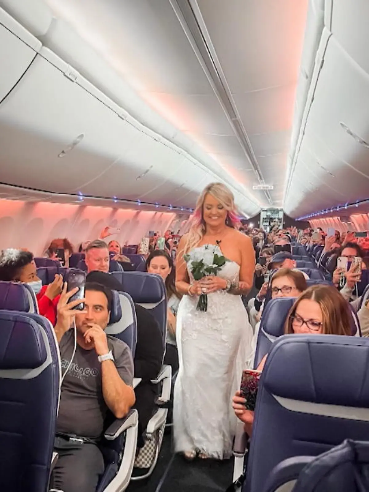 Pam und Jeremy Salda aus Dallas haben geheiratet, allerdings ganz anders als geplant. Das Paar wollte sich eigentlich in Las Vegas das Ja-Wort geben. Doch bei einem Zwischenstopp am Flughafen gab es ein Problem: Ihre Maschine war erst verspätet, dann wurde der Flug komplett gestrichen. Die beiden mussten improvisieren – und heirateten spontan im Flieger. Wie es dazu kam und wie das aussah, sehen Sie im Video.