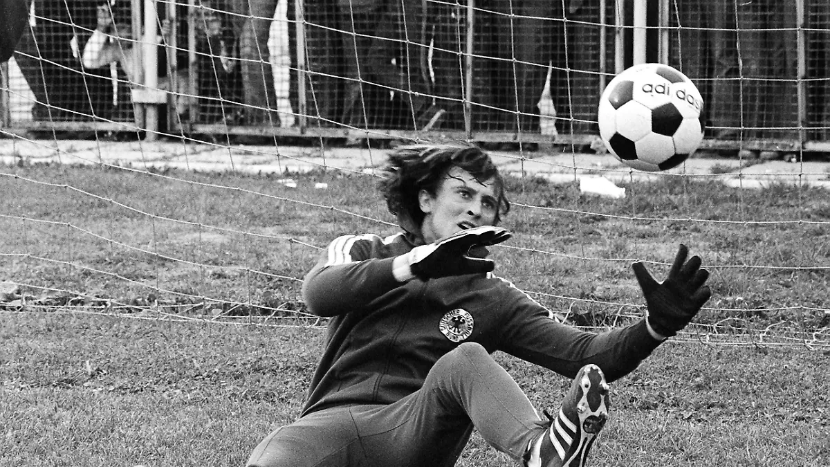 Der damalige deutsche Torhüter Dieter Burdenski beim Aufwärmen vor seinem vierten Länderspieleinsatz am 01.04.1979 in der Türkei.