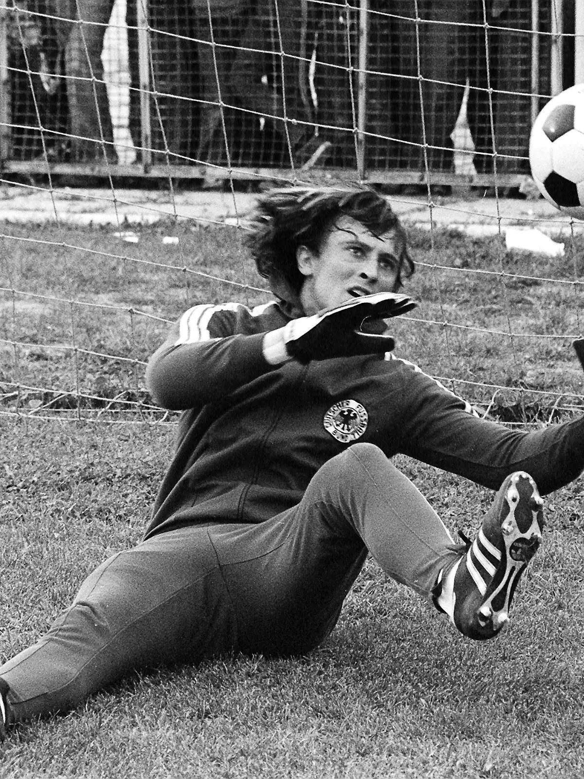 Der damalige deutsche Torhüter Dieter Burdenski beim Aufwärmen vor seinem vierten Länderspieleinsatz am 01.04.1979 in der Türkei.