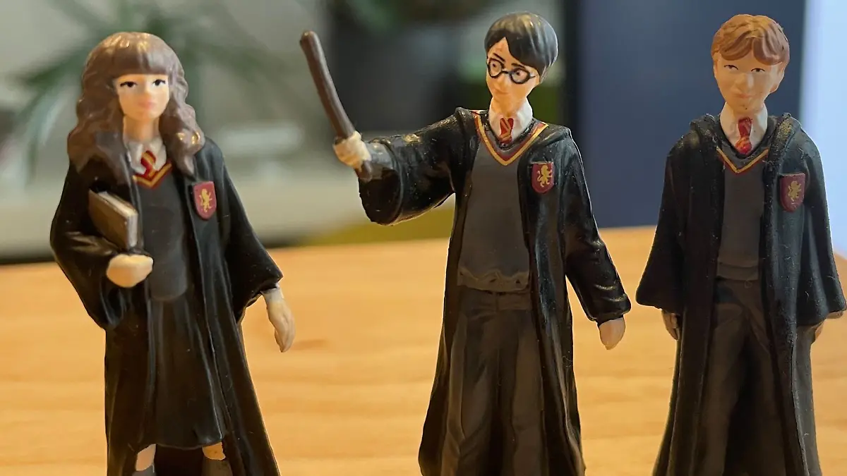 Miniaturfiguren von Harry Potter, Hermine und Ron aus dem Harry Potter Schleich Adventskalender stehen auf einem Tisch.