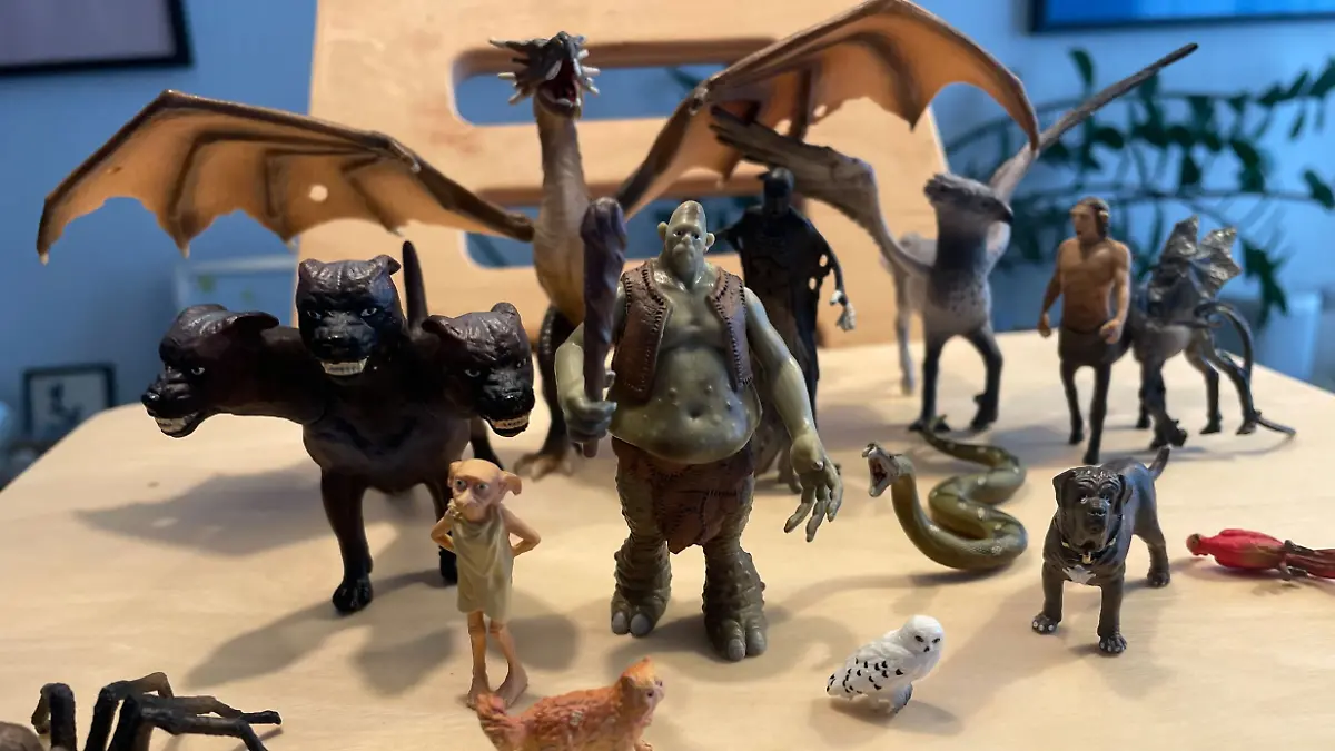 Spinne, dreiköpfiger Hund, Troll und weitere Spielfiguren aus dem Harry Potter Schleich Adventskalender stehen nebeneinander.