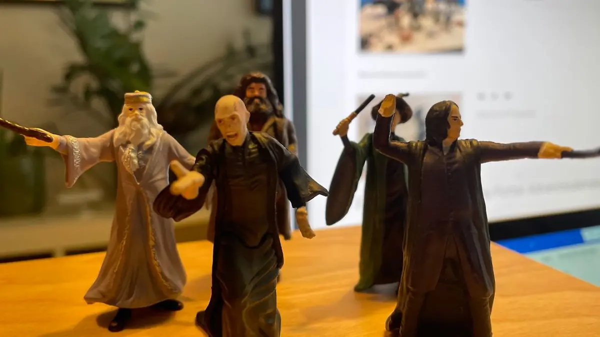 Figuren aus dem Harry Potter Adventskalender von Schleich wie Lord Voldemort, Hargrid oder Mrs Gonegall stehen nebeneinander.