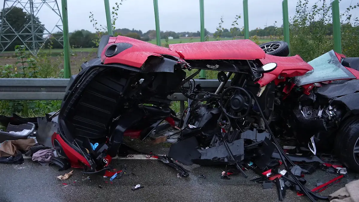 Das Leichtfahrzeug der Teenager ist komplett zerstört.