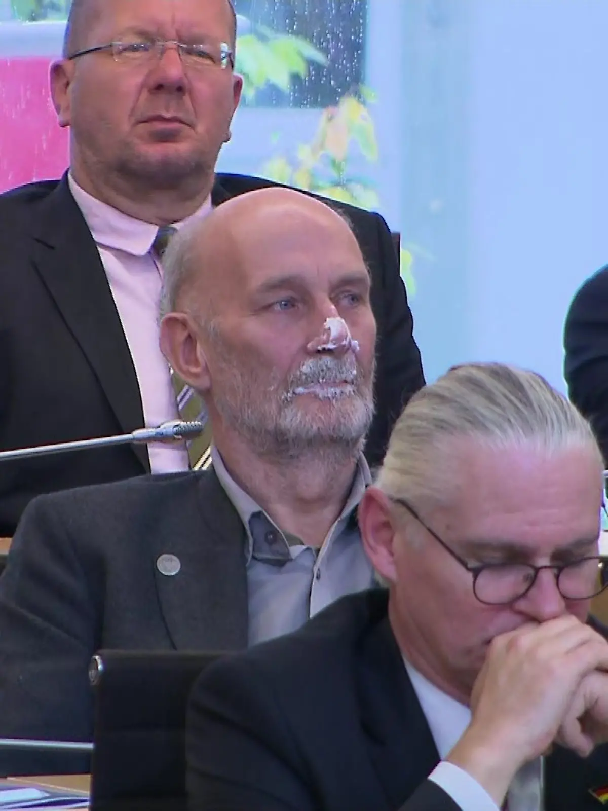 Der AfD-Abgeordnete Johannes Marxen mit weißer, Creme-artiger Substanz an der Nase.