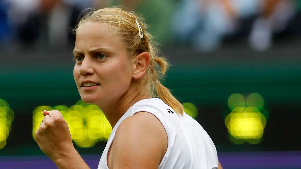 Jelena Dokić im Juni 2011 bei einem Match gegen die Italienerin Francesca Schiavone in Wimbledon bei den All England Lawn Tennis Championships.