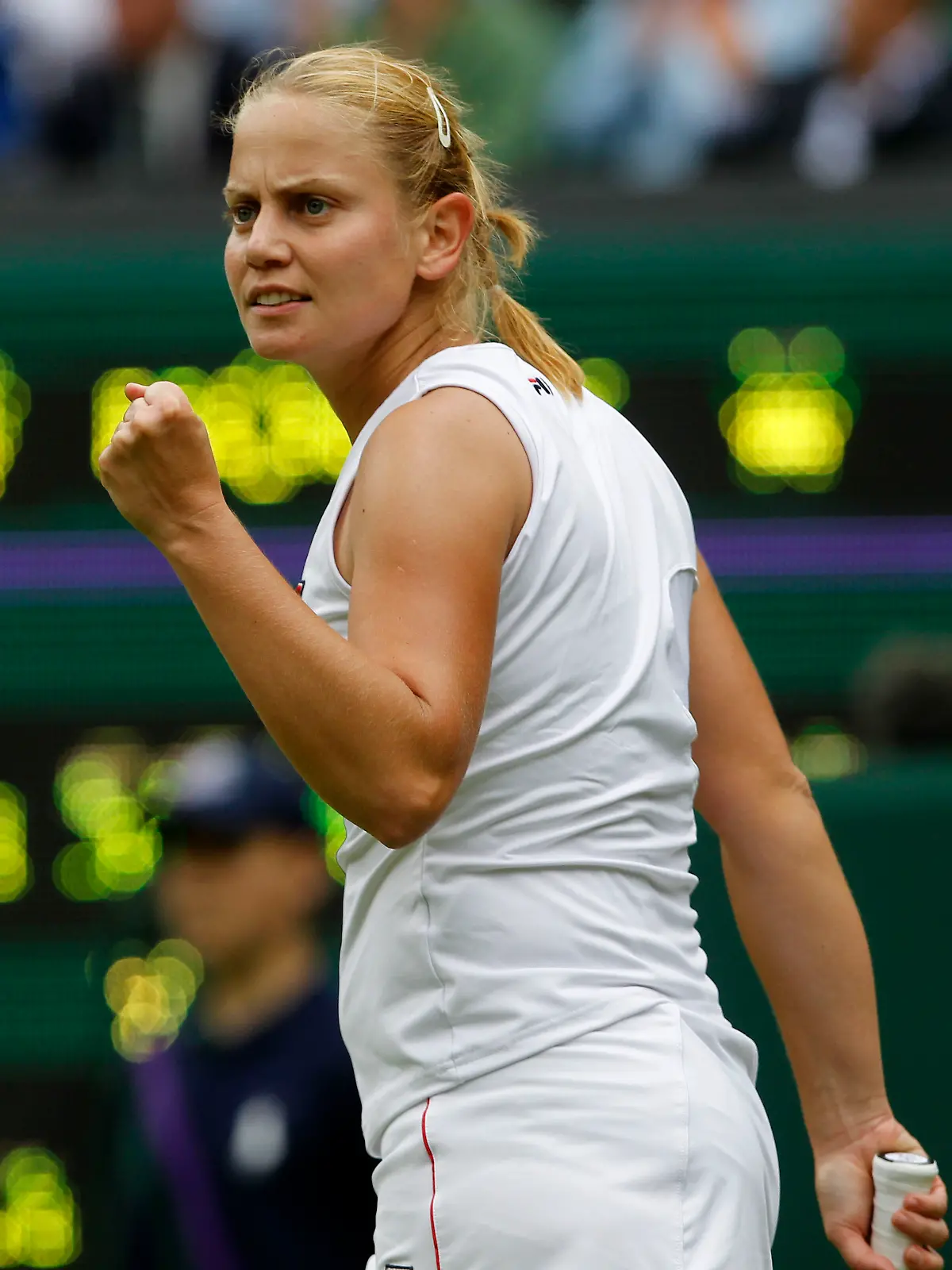 Jelena Dokić im Juni 2011 bei einem Match gegen die Italienerin Francesca Schiavone in Wimbledon bei den All England Lawn Tennis Championships. 