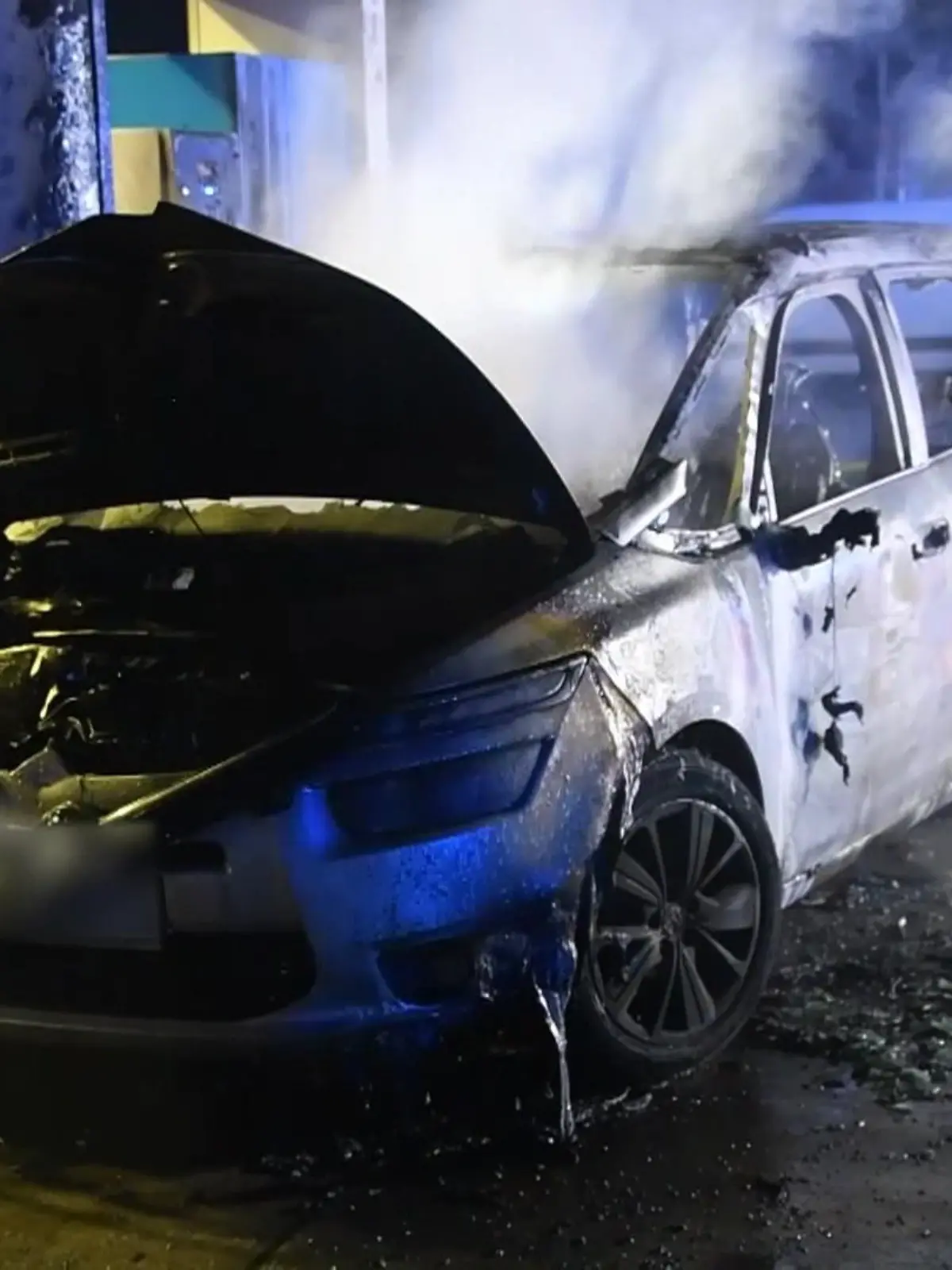 Bild zu: "Auto steht in Flammen - dann finden Retter eine tote Frau"