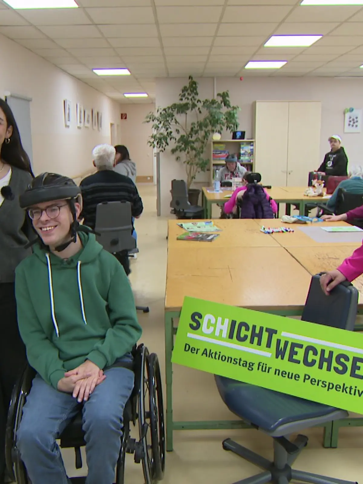 (v.l) Reporterin Franziska Ernst, Yan Noah Derlin und Franziska Sedelmaier in den Oberurseler Werkstätten.