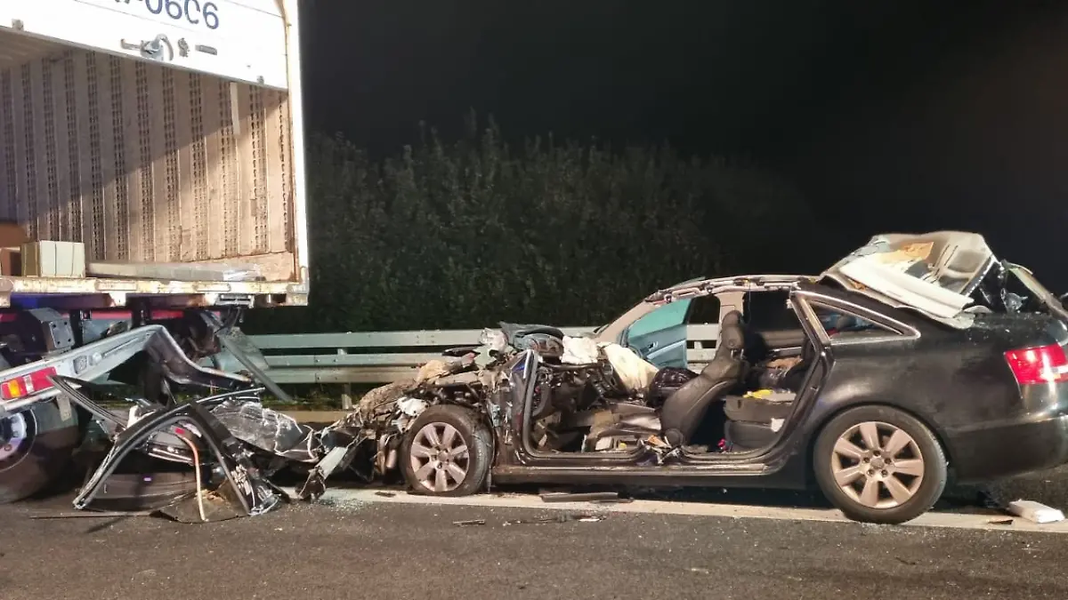Der Wagen des 19-Jährigen wird bei dem Unfall komplett zerstört.